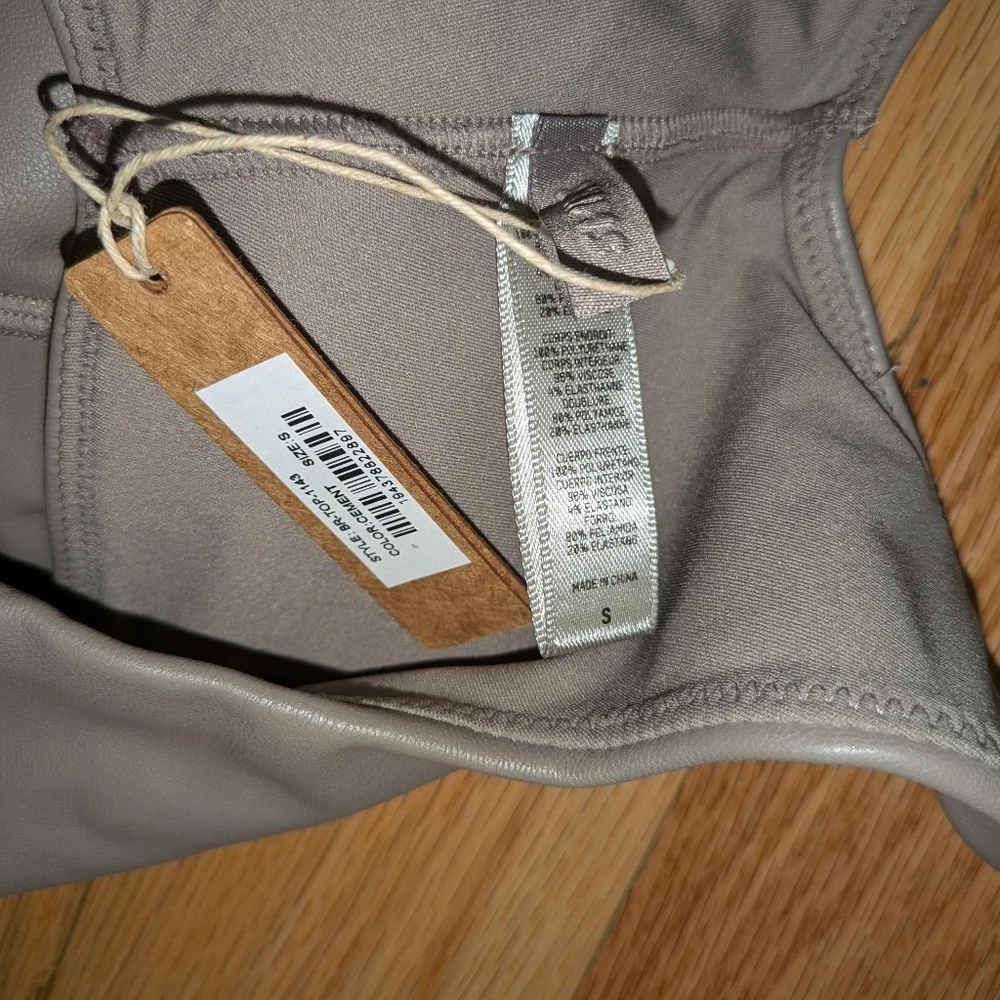 NWT SKIMS FAUX LEATHER BRALETTE IN CEMENT - Picture 6 of 6